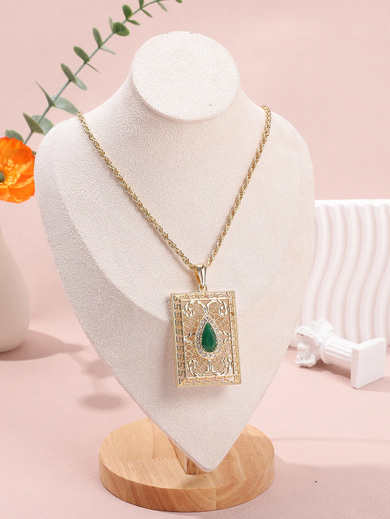 A Rhinestone-studded Alloy Necklace Hollowed-out Jewelry For Women And Moroccan Fashion Accessories