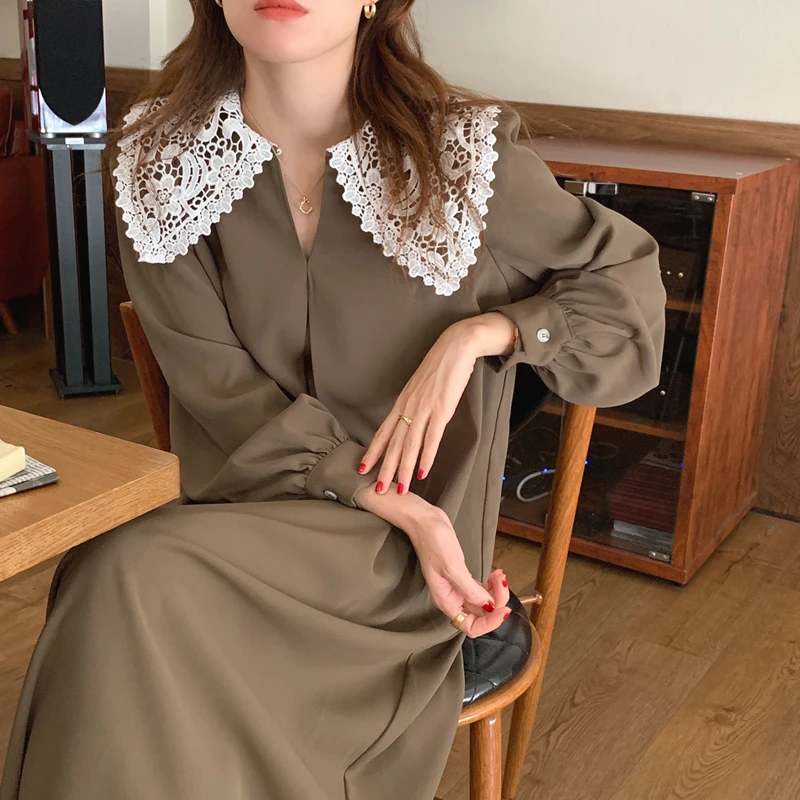 

Retro Chic Lace Hook Embroidery Stand Collar Splicing Pleated Design Loose Knee-Length Long Sve Dr Korean Sle