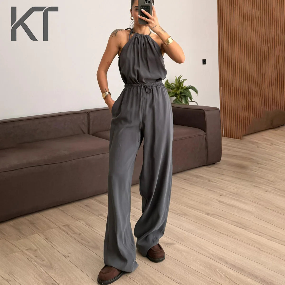 

Элегантный комбинезон KT с вырезом халтер, широкими штанинами, сборками на горловине, завязками на талии и карманами – повседневный и уличный стиль
