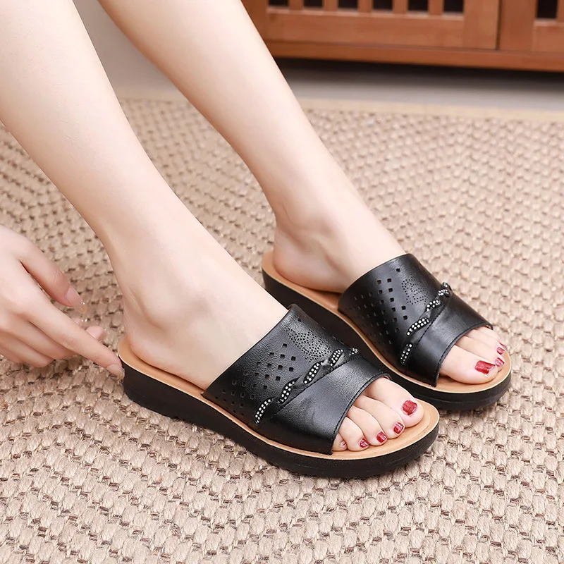 Summer New Women's Shoes Female Soft Leather Casual Open Toe Outdoor Beach Shoes Woman Footwear Slip On Sandals mother slippers