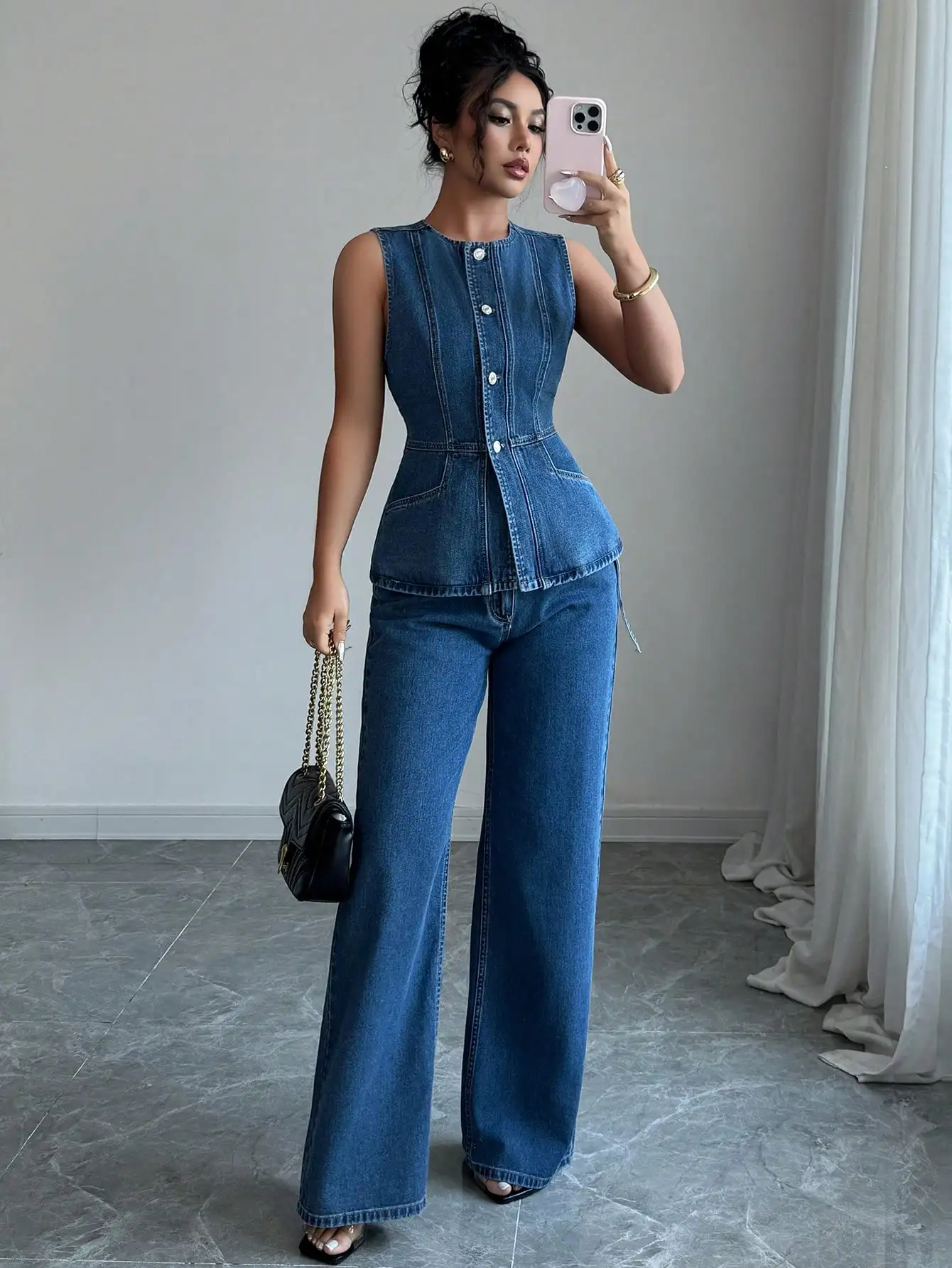 

Женский джинсовый комплект: жилет без рукавов на пуговицах и брюки с широкими штанинами