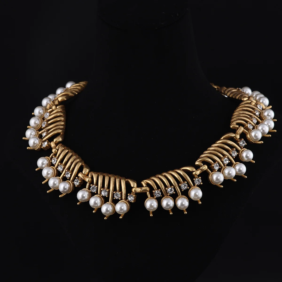 

High sense fashion niche inlaid pearl choker necklace