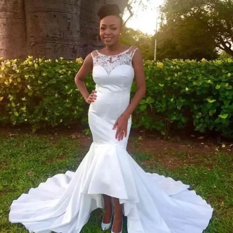 ชุดแต่งงานทรงเมอร์เมดสไตล์แอฟริกันสมัยใหม่แบบสั่งตัดพิเศษ คอตัก ซิปหลัง ผ้าลูกไม้และผ้าซาติน แขนกุด ชายกระโปรงยาว