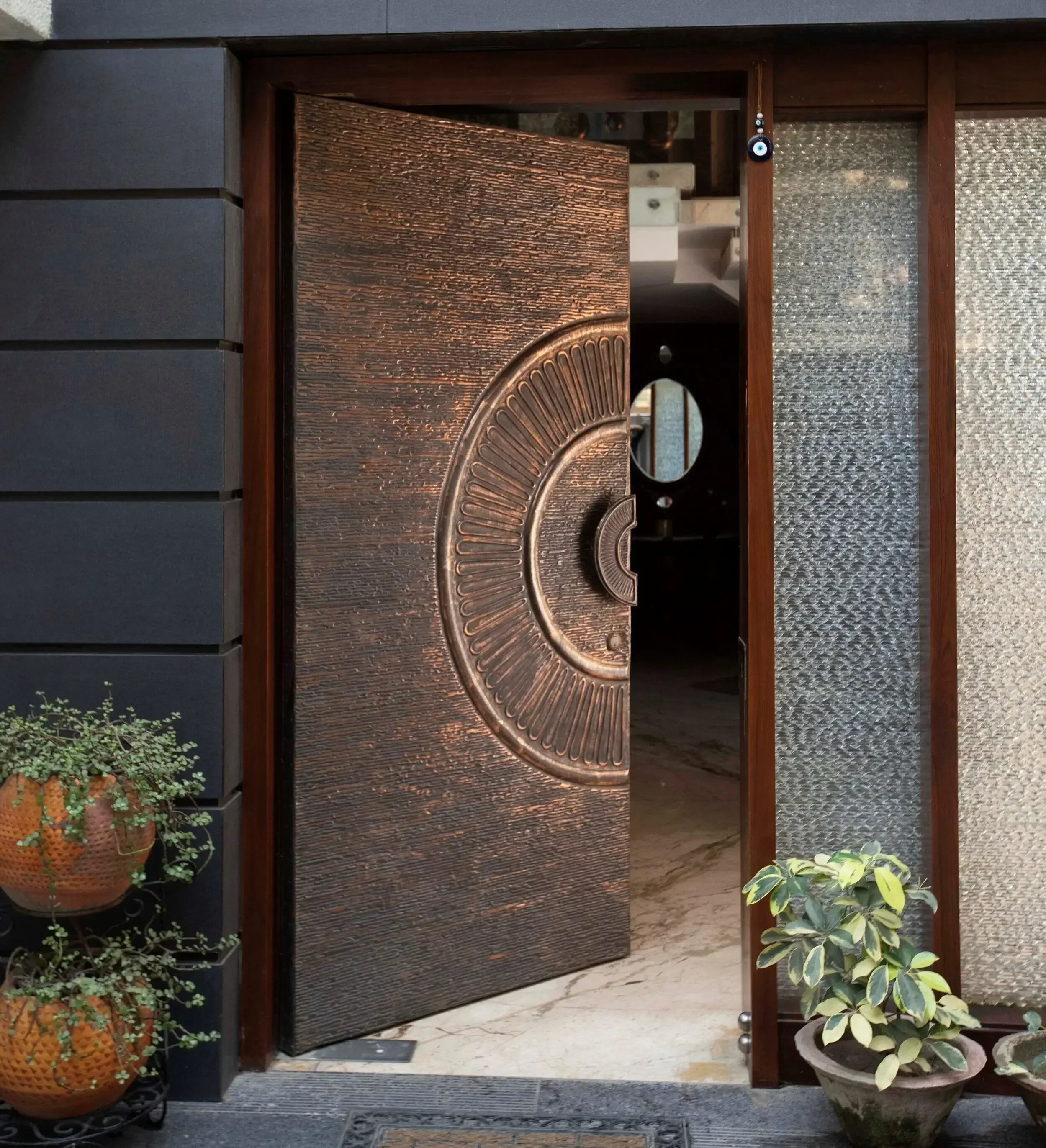 현대적인 디자인의 보안 출입구 피벗 도어, 원목 외부  - Interior Design Organic Modern 리뷰 및 가격