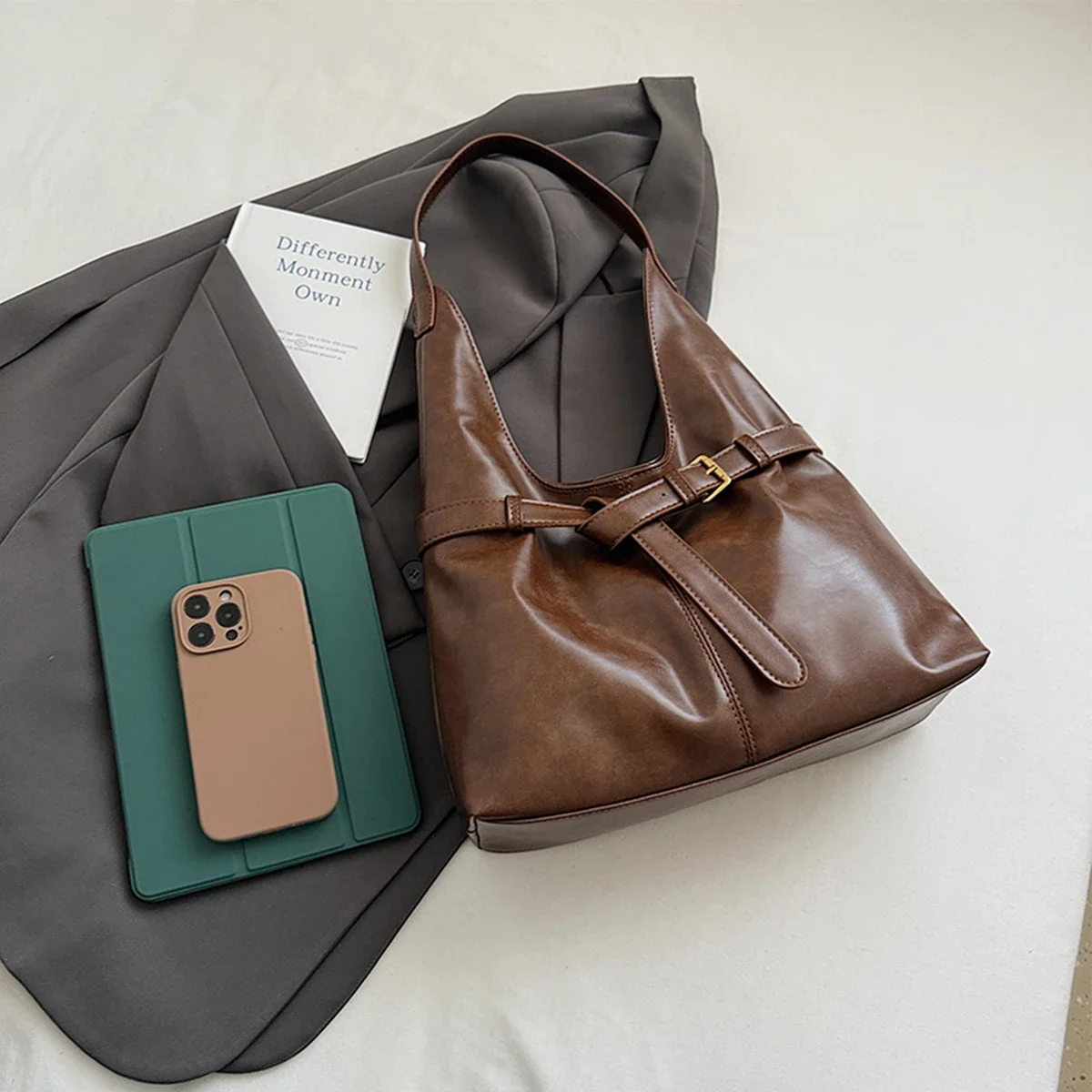 

Легкая винтажная глянцевая сумка на плечо большой вместимости, водостойкая однотонная фурнитура из искусственной кожи, декор, магнитная застежка, двойные ручки