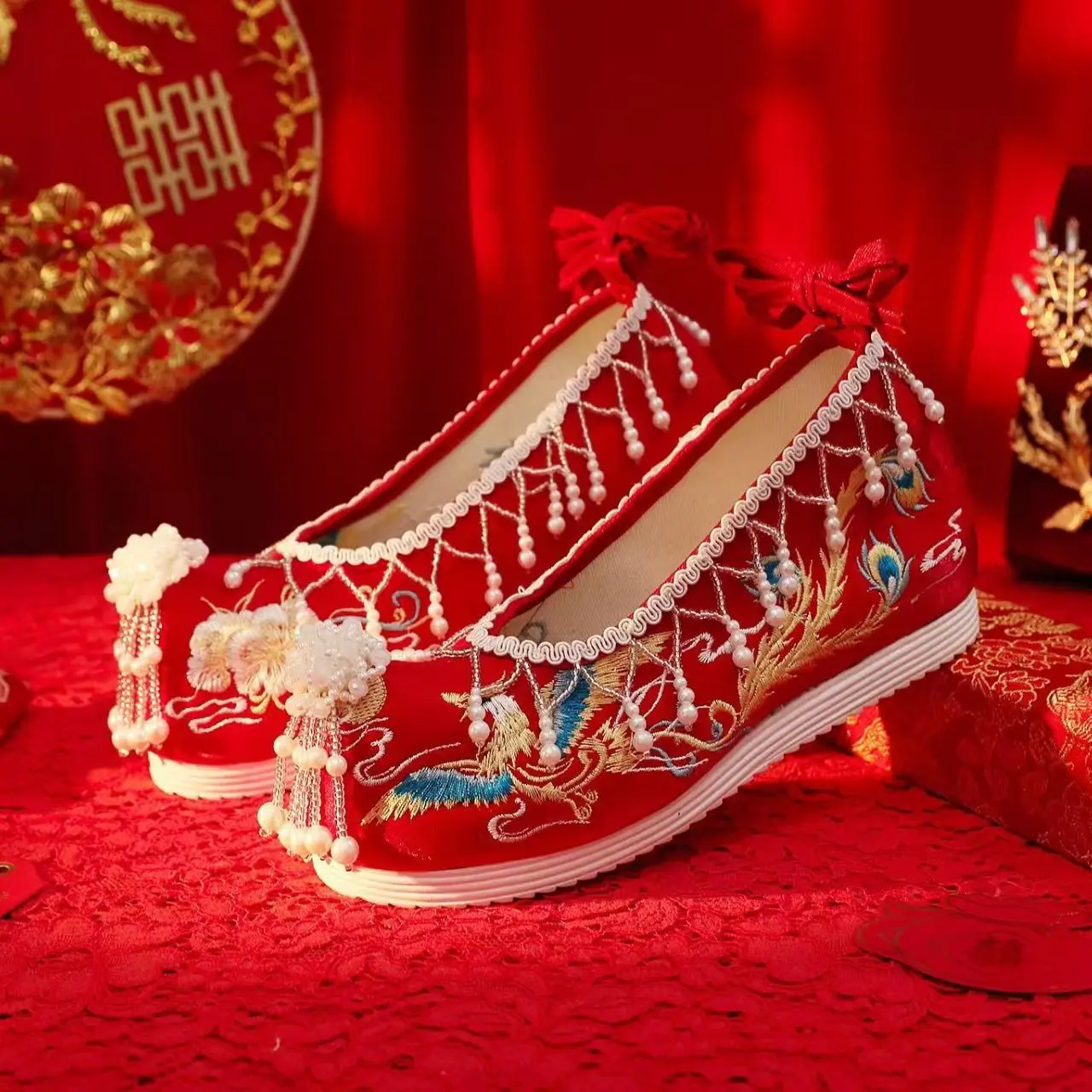Chaussures de mariage brodées rouges pour femmes, Style ethnique, chaîne interne accrue, pompon de perles, lanière de cheville peu profonde, chaussures Hanfu, nouvelle collection