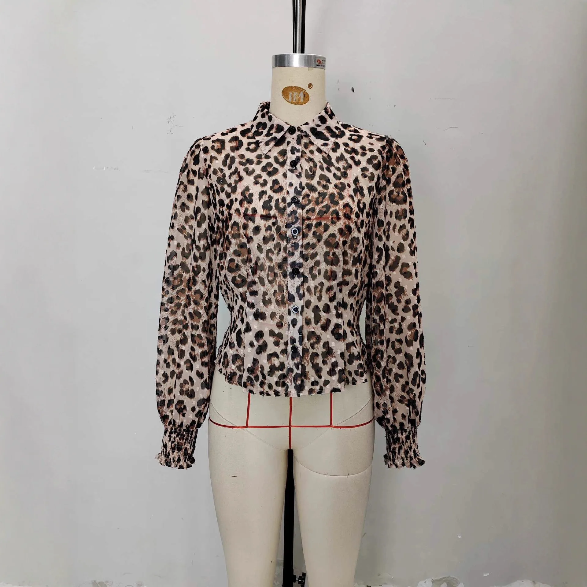 قميص نسائي جديد لعام 2025 بطبعة الفهد وطية صدر السترة وحزام خصر وأكمام طويلة #4