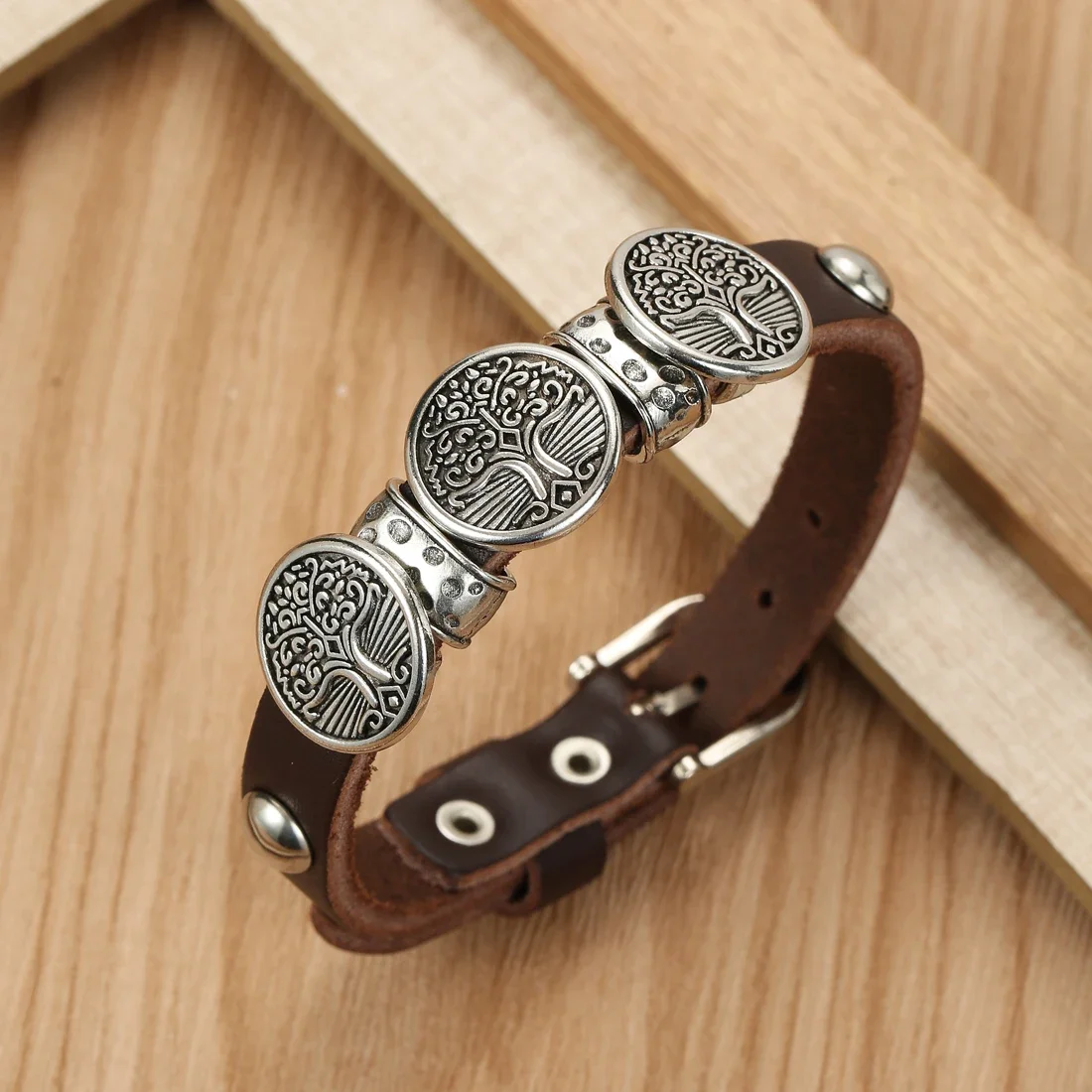 

Retro Casual Black Leather Bracelet with Adjustable Size Retro Skull Shaped Bracelet Suitable for Men Daily Wear Multifunctional