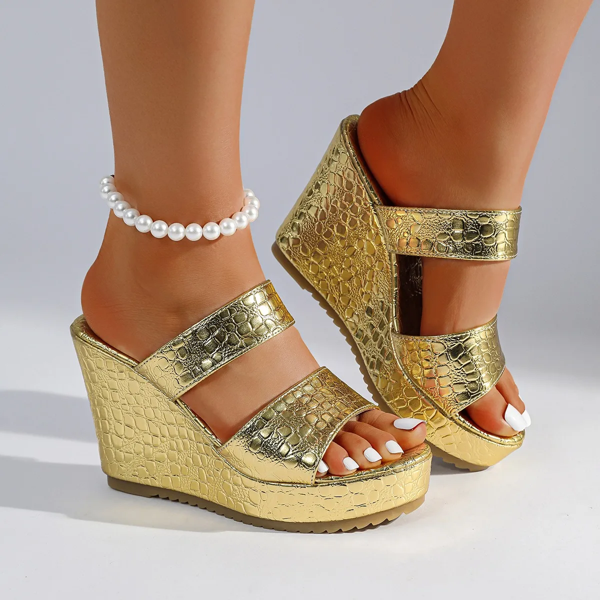 Women New Fashion Elegant Open toed Slippers Sexy Gold Grid Slippers Comfortable Non slip Platforms Sandals Thick Wedge Sandals