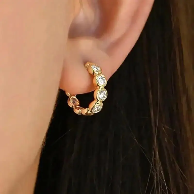 Huitan goldfarbene Creolen für Damen, eingelegt mit glänzendem, rundem CZ, modische Accessoires für Party, Hochzeit, edler, vielseitiger Schmuck – Detail 6