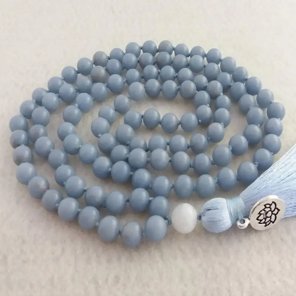 

Натуральное ожерелье-мала из ангелита (108 бусин) с подвеской в виде лотоса и светло-голубым кисточком. Целебное кристаллическое украшение для спокойствия и чистоты.