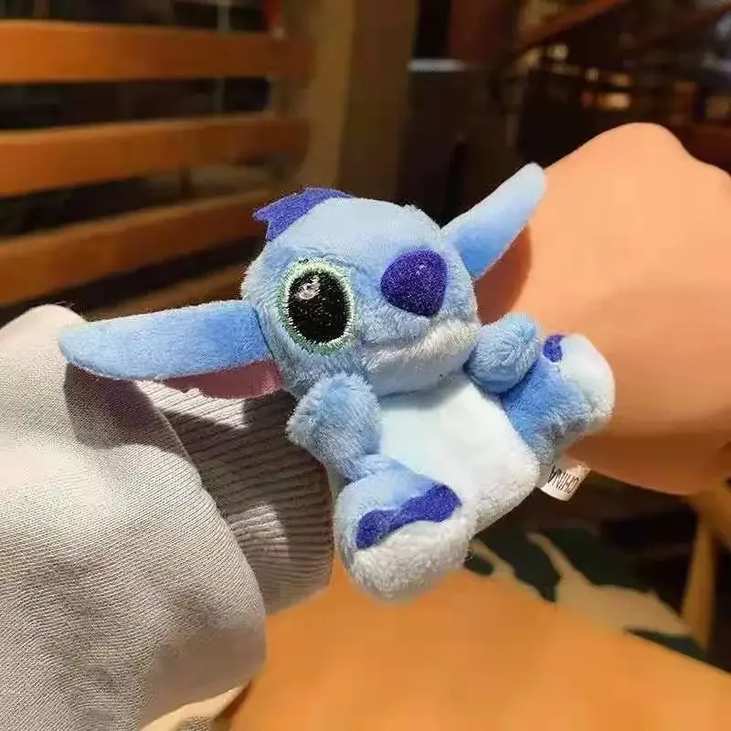 Figura de Anime Stitch pulsera de felpa accesorios de Disney Kawaii Stich Linda muñeca decoración regalos de fiesta para juguetes para niños