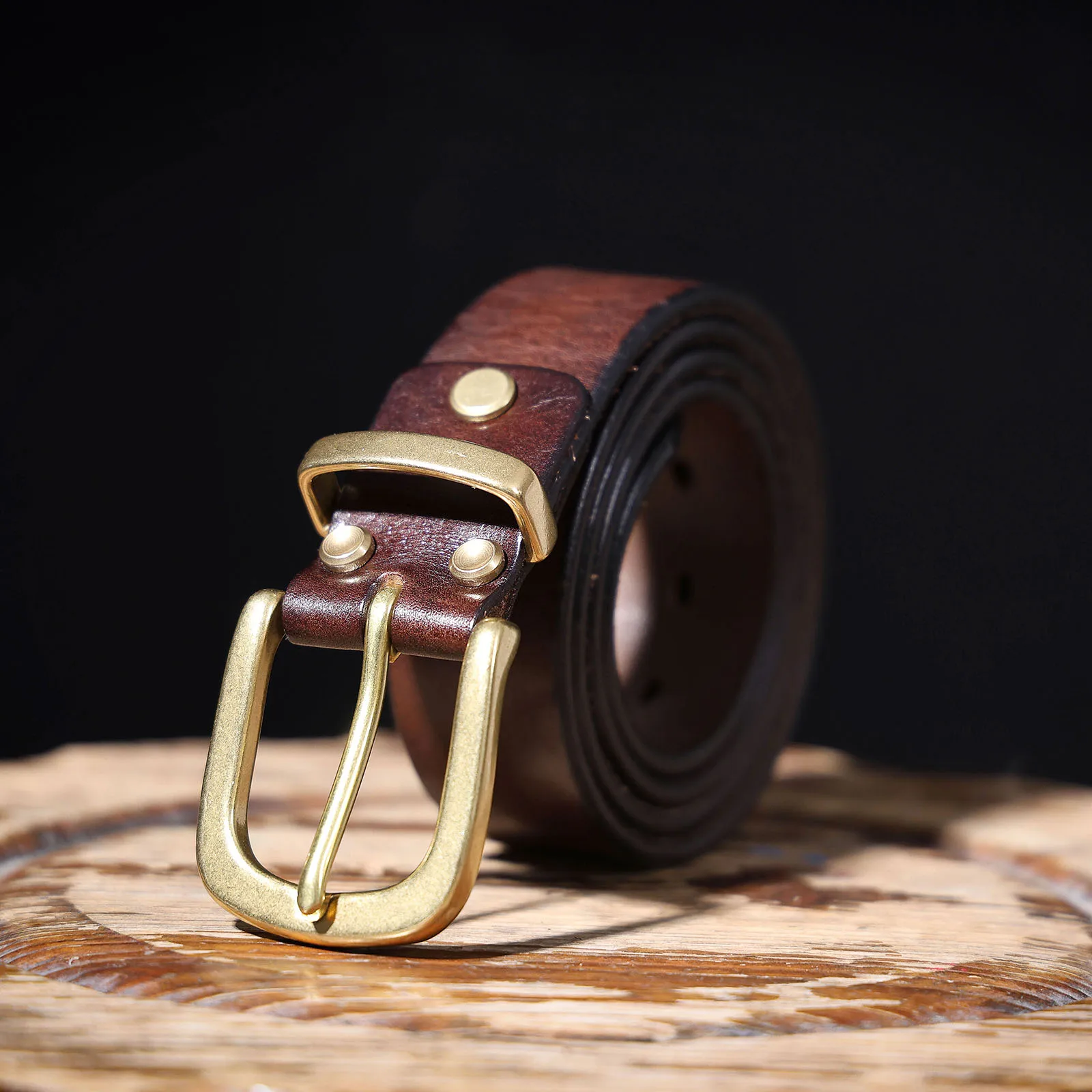 S.WORKER Klassischer dicker Herrengürtel aus echtem Leder, Messing-Dornschließe, vollnarbiges Rindsleder, Vintage-Freizeitgürtel für Jeans, mit Geschenkbox – Detail 11
