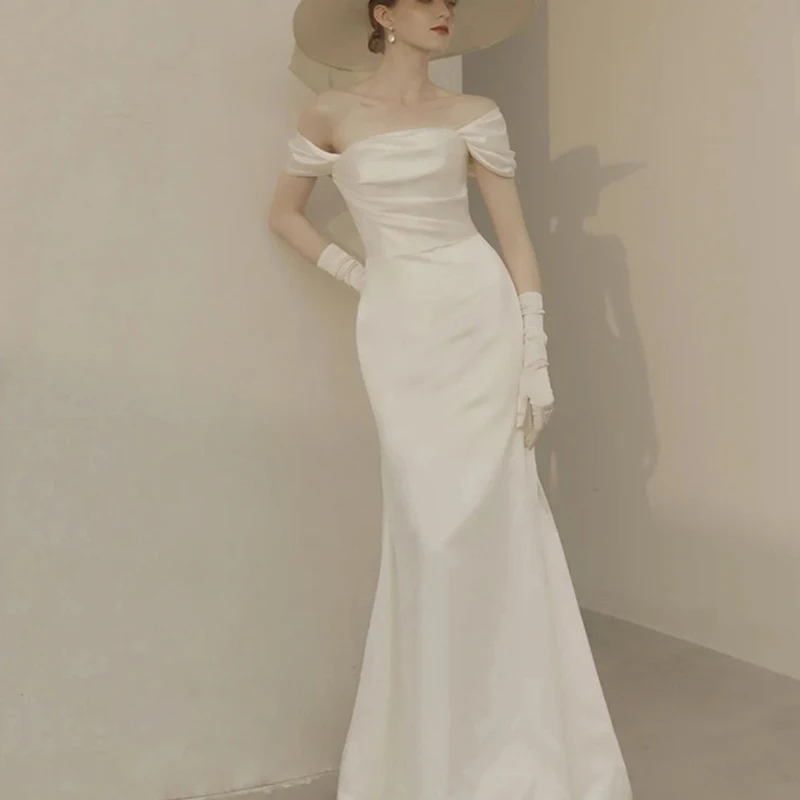 فساتين زفاف حلوة قبالة الكتف للنساء 2025 فستان سهرة أبيض من الساتان أنيق بطول الأرض بسيط لحفلات الزفاف