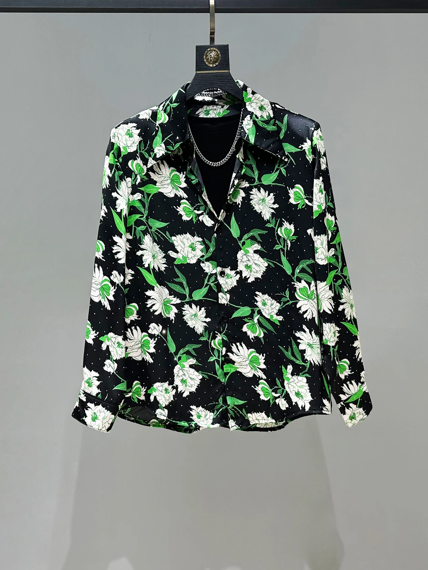 

Оригинальная мужская рубашка в стиле ретро с цветочным принтом и стразами, свободного кроя, с длинными рукавами, с дизайнерскими накладками на плечах, термообработанная, из полиэфирного волокна.