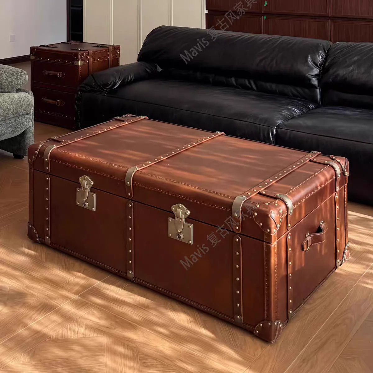 Retro-style private club coffee table whiskey cigar bar oil wax leather floor cabinet high-end coffee shop display cabinet