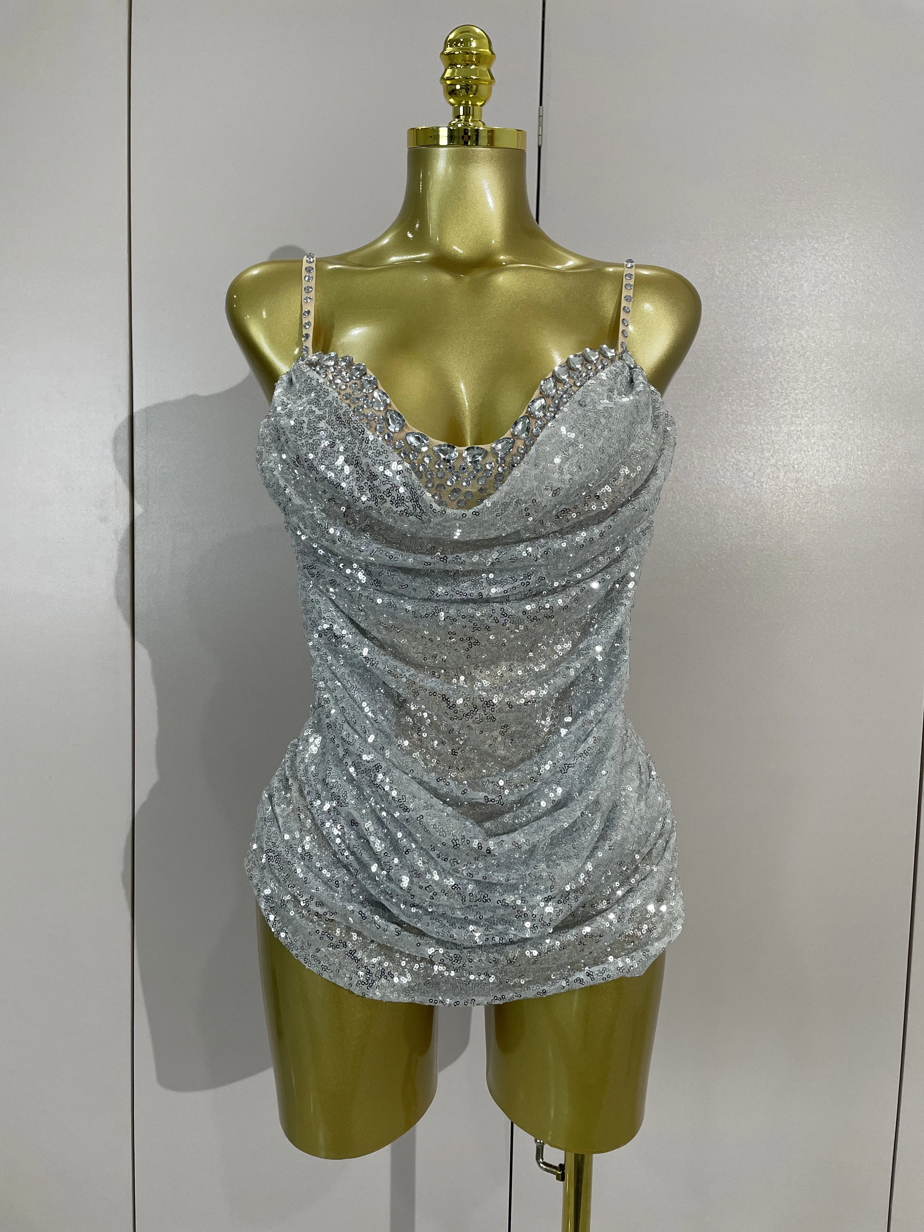 

Сексуальное блестящее серебристое боди с пайетками и стразами для вечерних мероприятий, праздников, дней рождения, выступлений, гоу-гоу-шоу, сценических выступлений и фотосессий