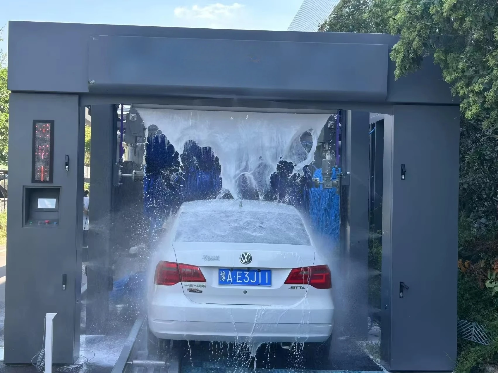 نظام غسيل السيارات الأوتوماتيكي متعدد الوظائف مع نقع مسبقًا وتطبيق الشمع الرغوي الثلاثي