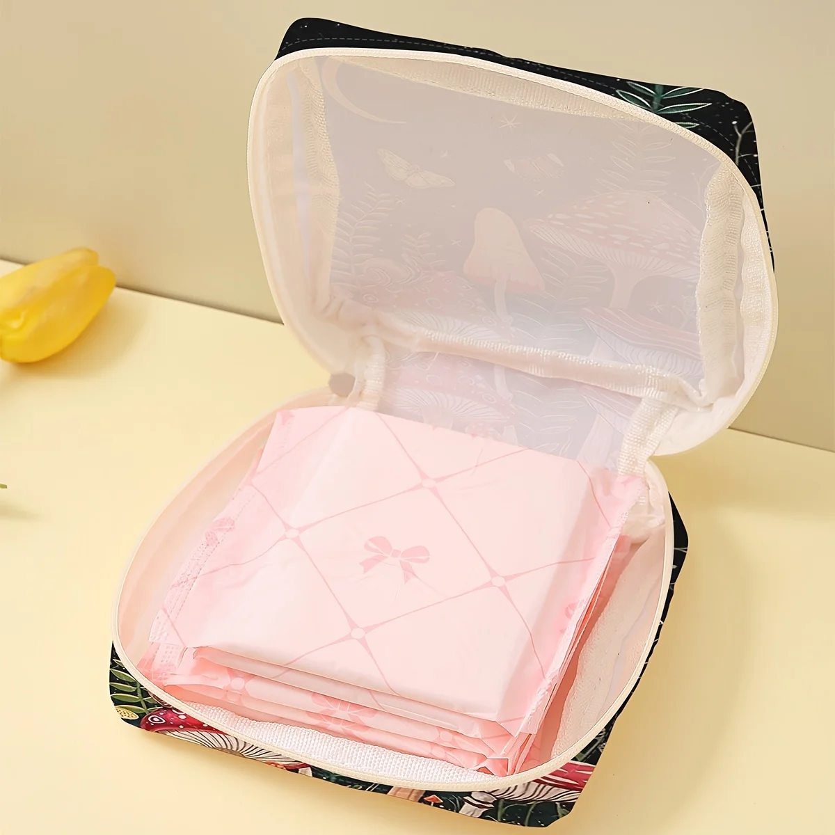 1 pc Mushroom pattern printed sanitary napkin storage bag, women\'s lightweight tissue bag, sanitary tissue bag