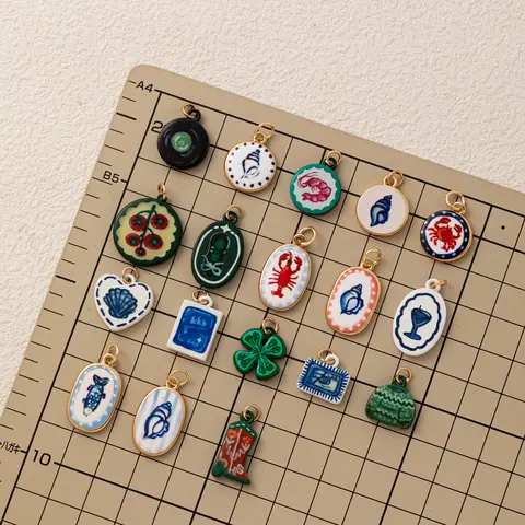 Nuovi ciondoli per accessori fai da te con fiori di trifoglio a quattro foglie di granchio in ceramica alla moda e alla moda per gioielli
