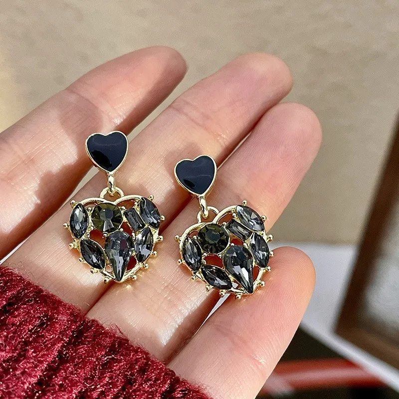 Lady Alloy Earring Heart-shaped Gold Plate Stud Earrings Vintage Hong Kong Style Girls Jewelry Red Black Sliver Color Earwear