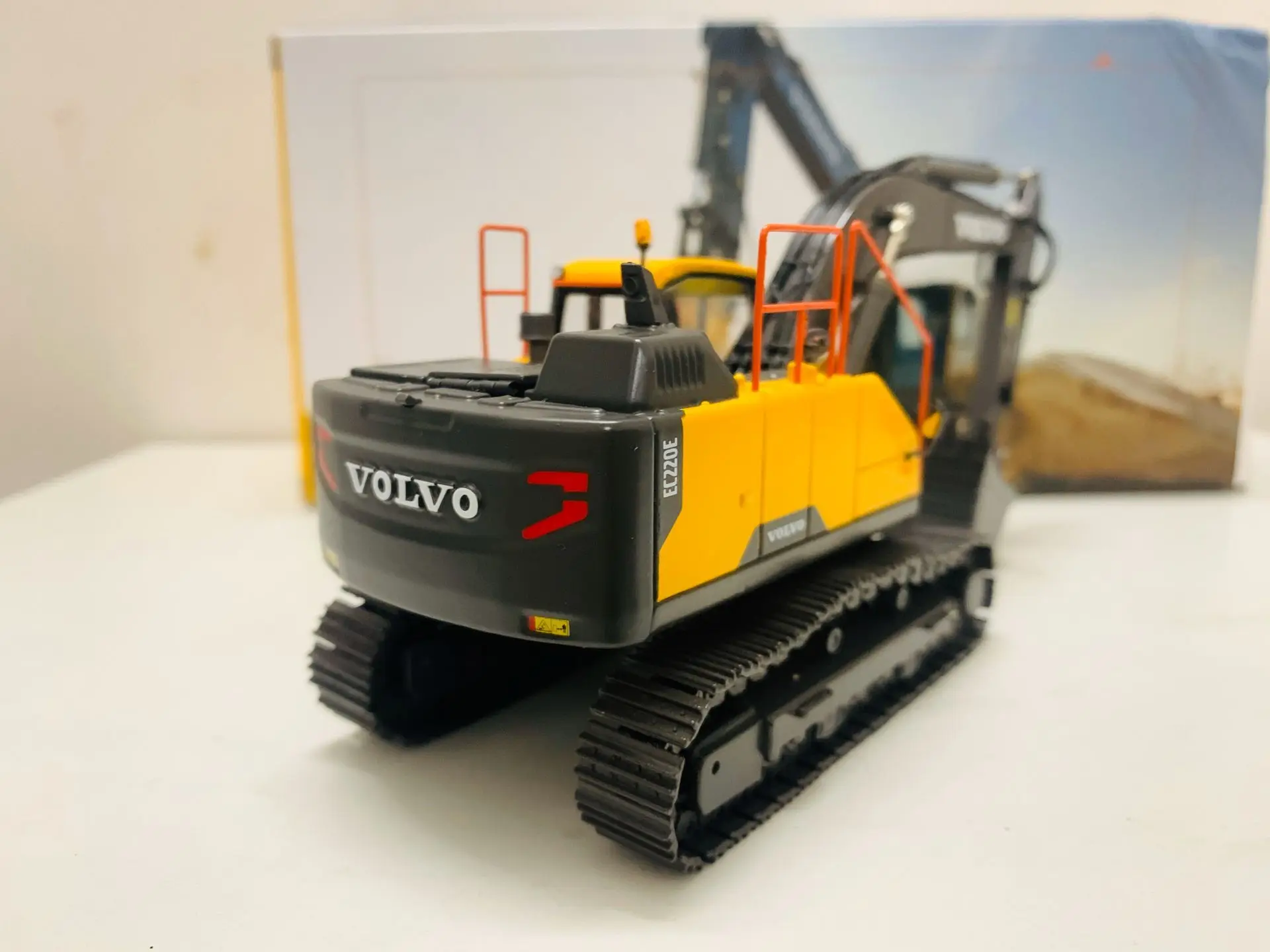 EC220E Crawler Excavator 1/50 Scale DieCast Engineering Machinery Model New Box