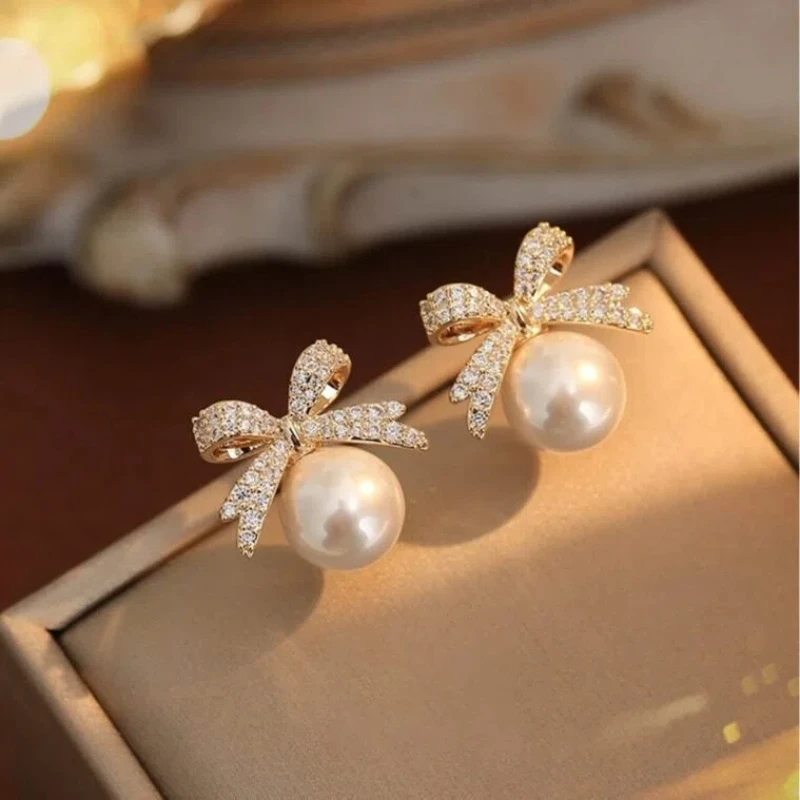 Exquisite Japanese and Korean style sweet pearl stud earrings, fashionable commuter design diamond-encrusted bowknot earrings