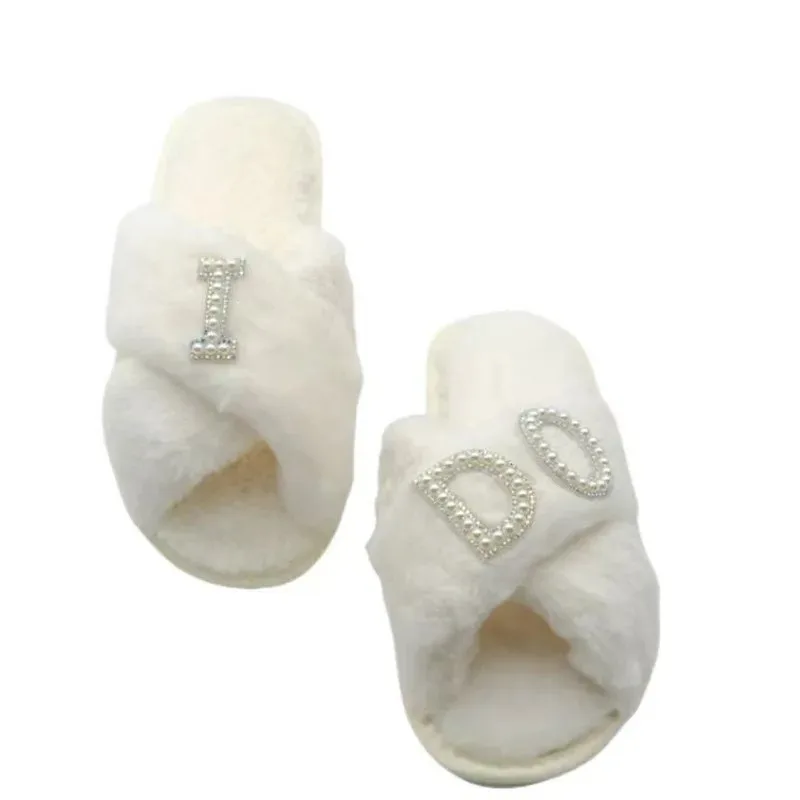 Pantoufles duveteuses perlées personnalisées pour femmes, pantoufles de mariée pour le jour de mariage, pantoufles floues, chaussures pour patients d'enterrement de vie de jeune fille