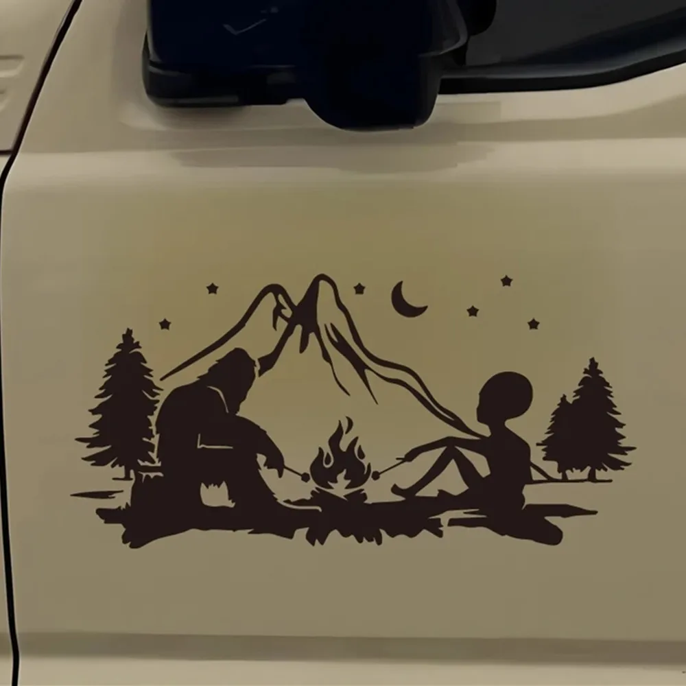 エイリアンとビッグフットのキャンプファイヤービニールデカール、RVキャンピングカーバン用の楽しいアウトドアアドベンチャーステッカー、防水で取り外し可能な車の窓の装飾