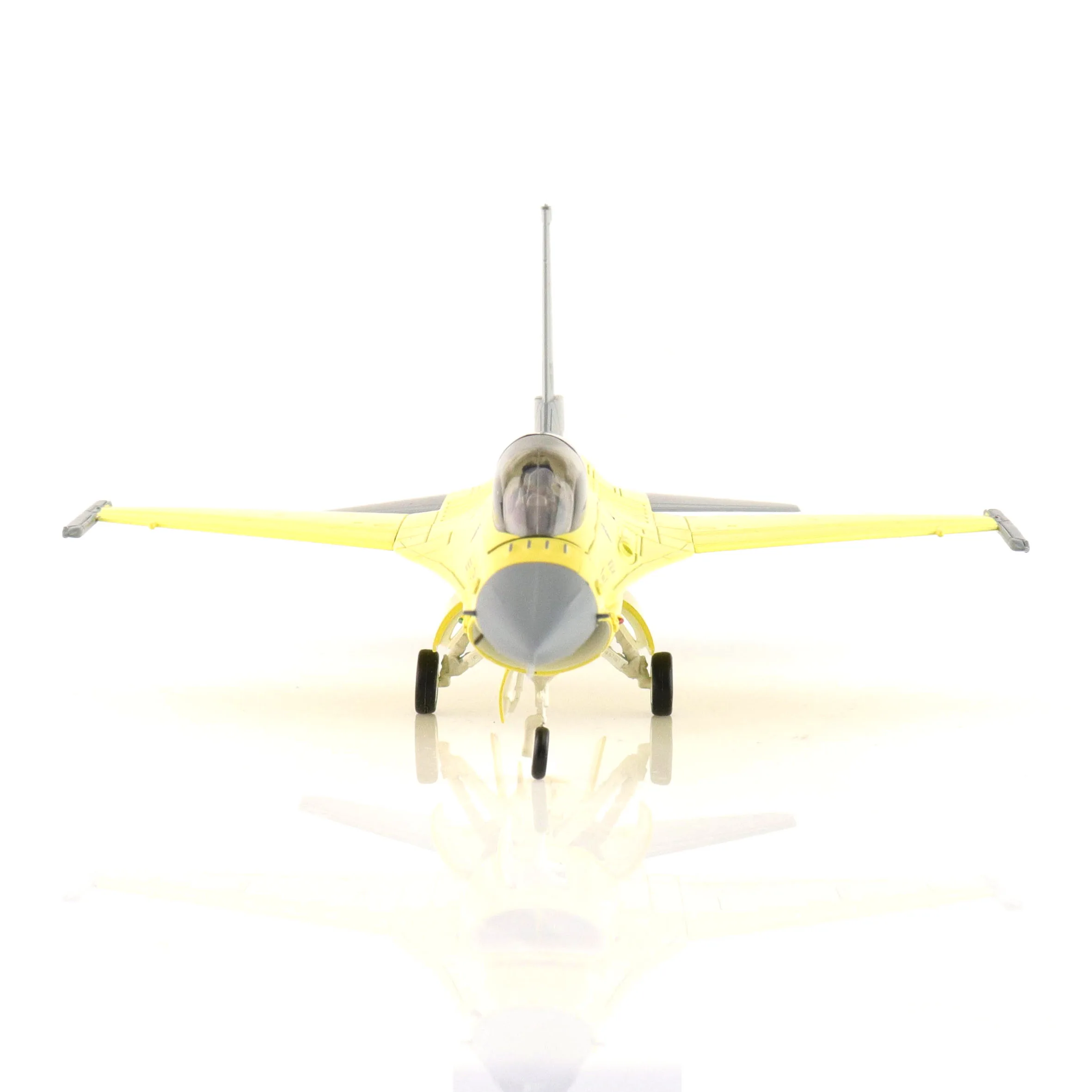 Spot 1/72 HA38046 F-16V Two seater Fighter Model 6814 TW Static Finished Model