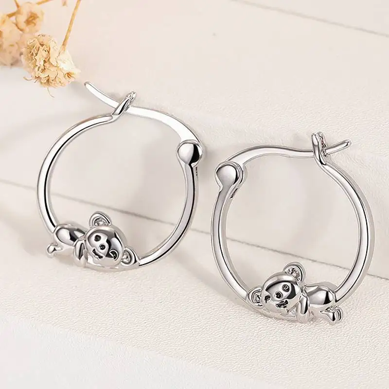 Huitan Damen-Creolen, niedliches liegendes Koala-Design, Party-Accessoires aus Metall, silberfarben, modischer, vielseitiger Hochzeitsschmuck