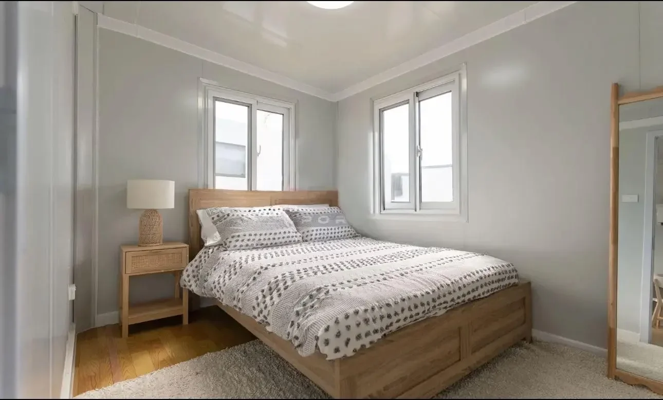 منزل صغير محمول جاهز للبيع، منزل معياري بطول 40 قدمًا - مع غرفتين، ومطبخ وحمام واحد، ومنزل حاوية قابل للتوسيع