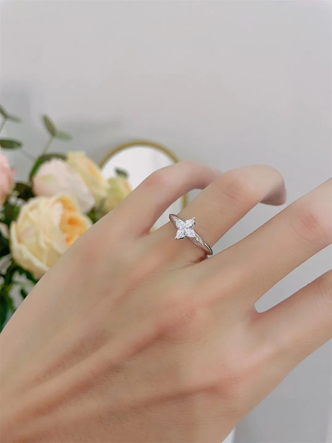 2023 Hot New Starlight Cut 1 Carat Diamond S925 Silver Flower Ring Women's Dinner Dress Wedding Party Gift