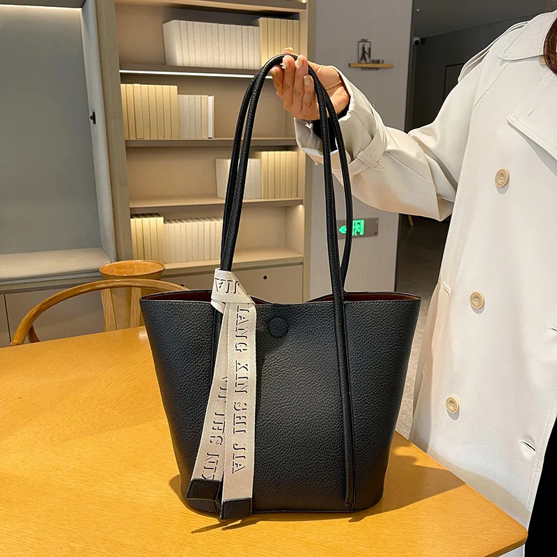 

Solid Color PU Minimalist Tote Bag Women Daily Commuter Shoulder Purse Lightweight Versatile Trendy Office to Weekend System​​