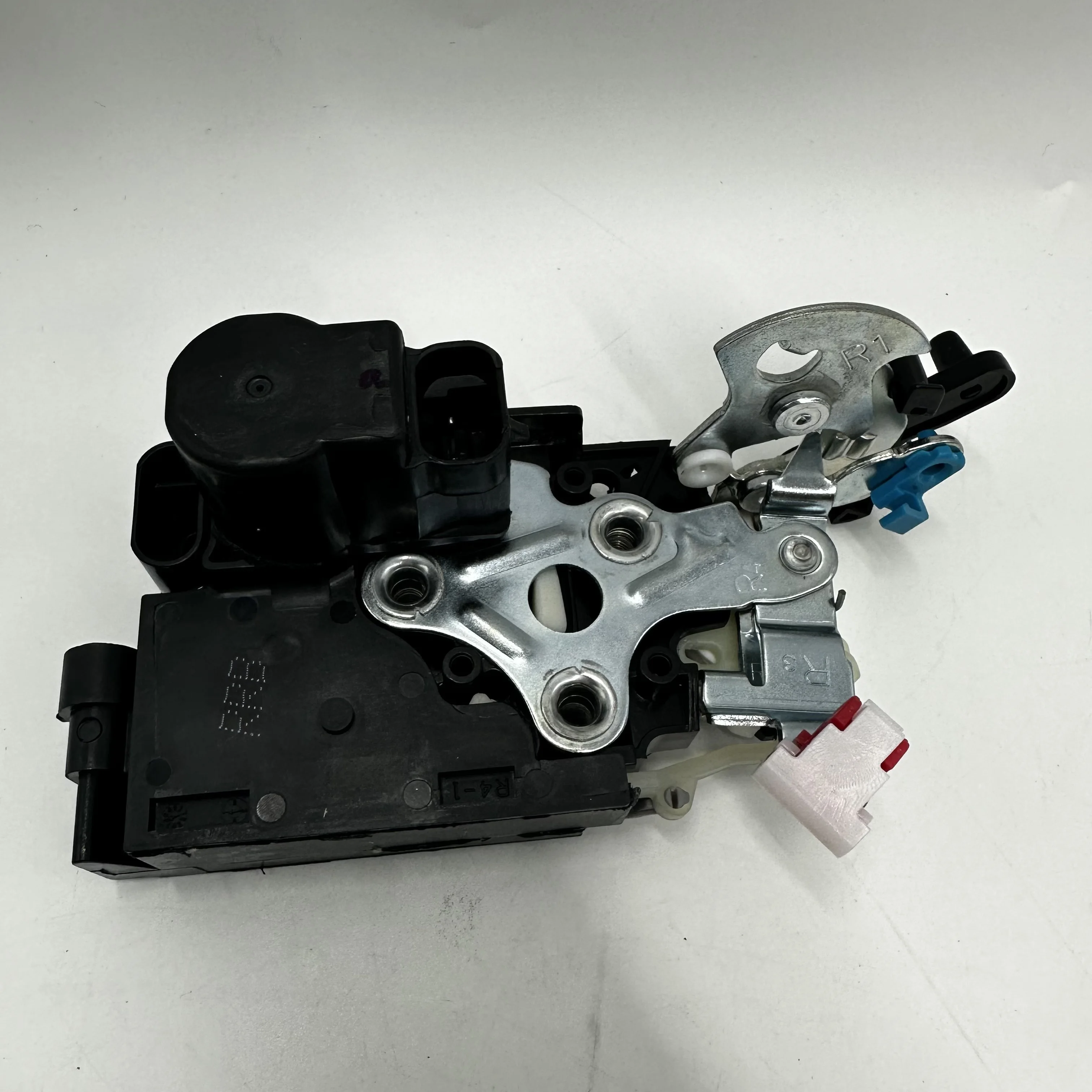 7132A08003 Genuine Door Latch ASSY Lock Actuator For Ssangyong Rexton1 Rexton2 Rexton W