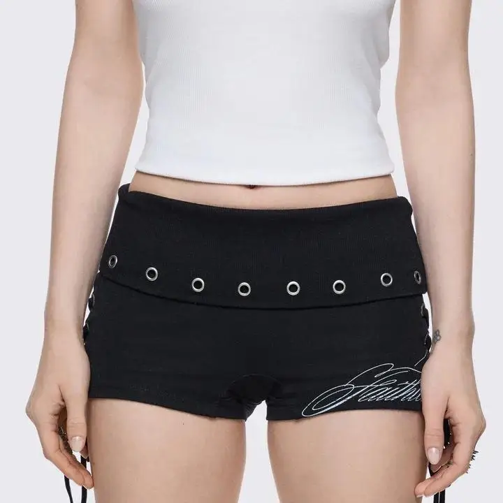 2026 Neuer Sommerstil Modische dunkle Retro-Gothic-Shorts mit seitlichem Riemen, Buchstabenprint und Metall-Accessoires – Detail 4