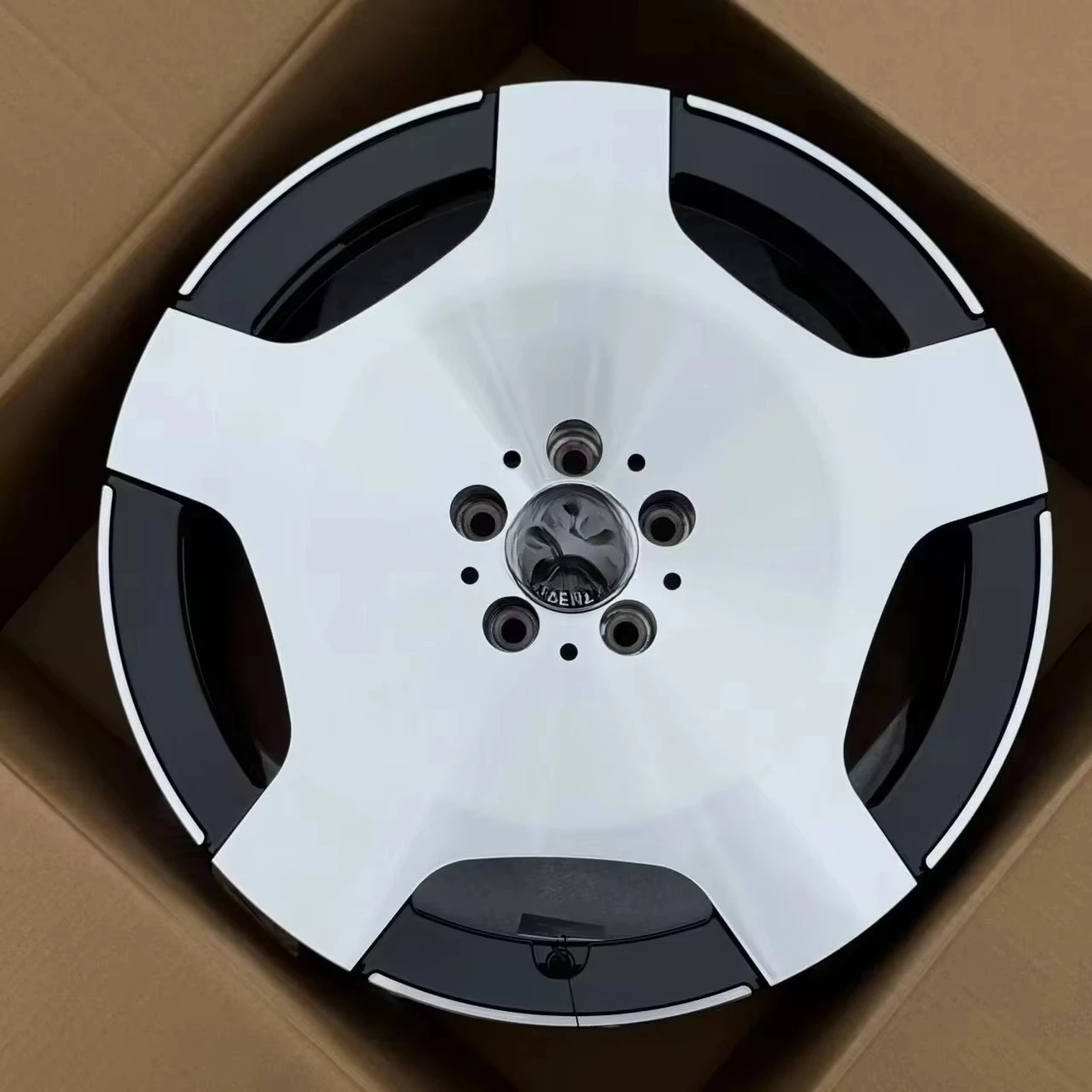 Passenger Car Wheel Hub, Compatible with Various Colors and Sizes, White Five-pointed Star