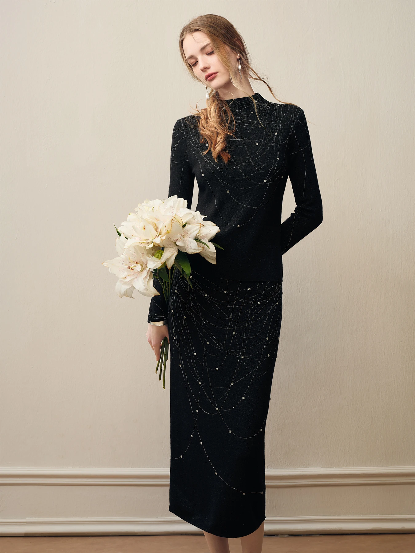 

Вязаный шерстяной комплект: топ с высоким воротником и длинная юбка с роскошной отделкой стразами для женщин, осенняя мода