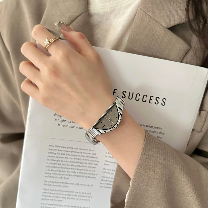 Simple fashion trend elegant women's waterproof watch 2025 new light luxury niche high temperament women's watch birthday gift