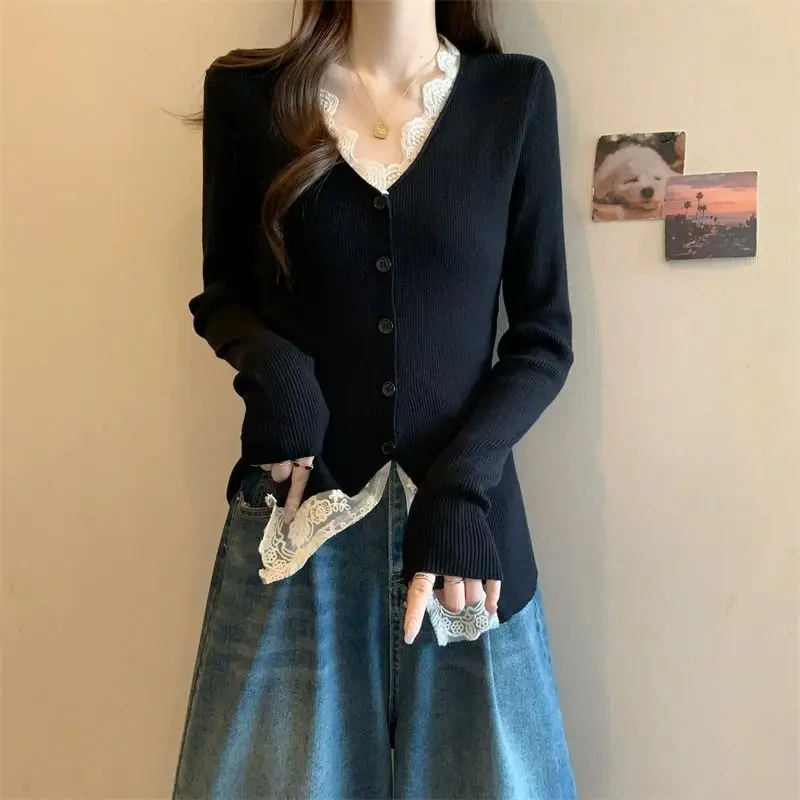 French Retro Lace Spliced   V-neck Long-sleeved T-shirt for Women's Spring Autumn Design Cardigan Top
