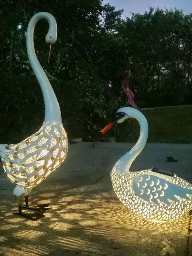 

Vintage Garden Courtyard Decorations, Outdoor Gardening Lawn Luminous Animal Iron Statues, White Swan Solar Light, Floor Decor