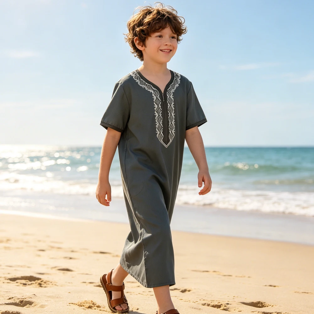 

Boys Casual Short Sleeve Jubba Thobe Kids Islamic Clothing Embroidery Long Kaftan Pocket Muslim Dress Abaya Robe for Daily Wear