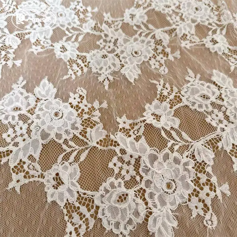300CM X 150CM. Französischer Spitzenstoff mit großer Blumenbordüre. Stoff für Couture-Brautkleider. Handstickerei – Detail 6