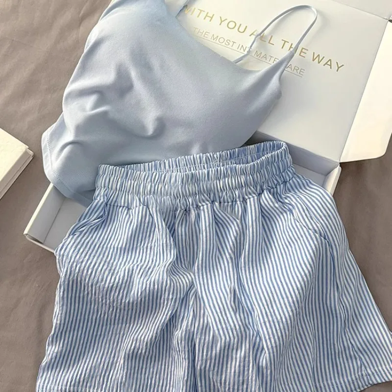 

Новинка: Летний тонкий домашний комплект для женщин: топ-майка на бретельках с вшитыми чашечками и однотонные полосатые шорты