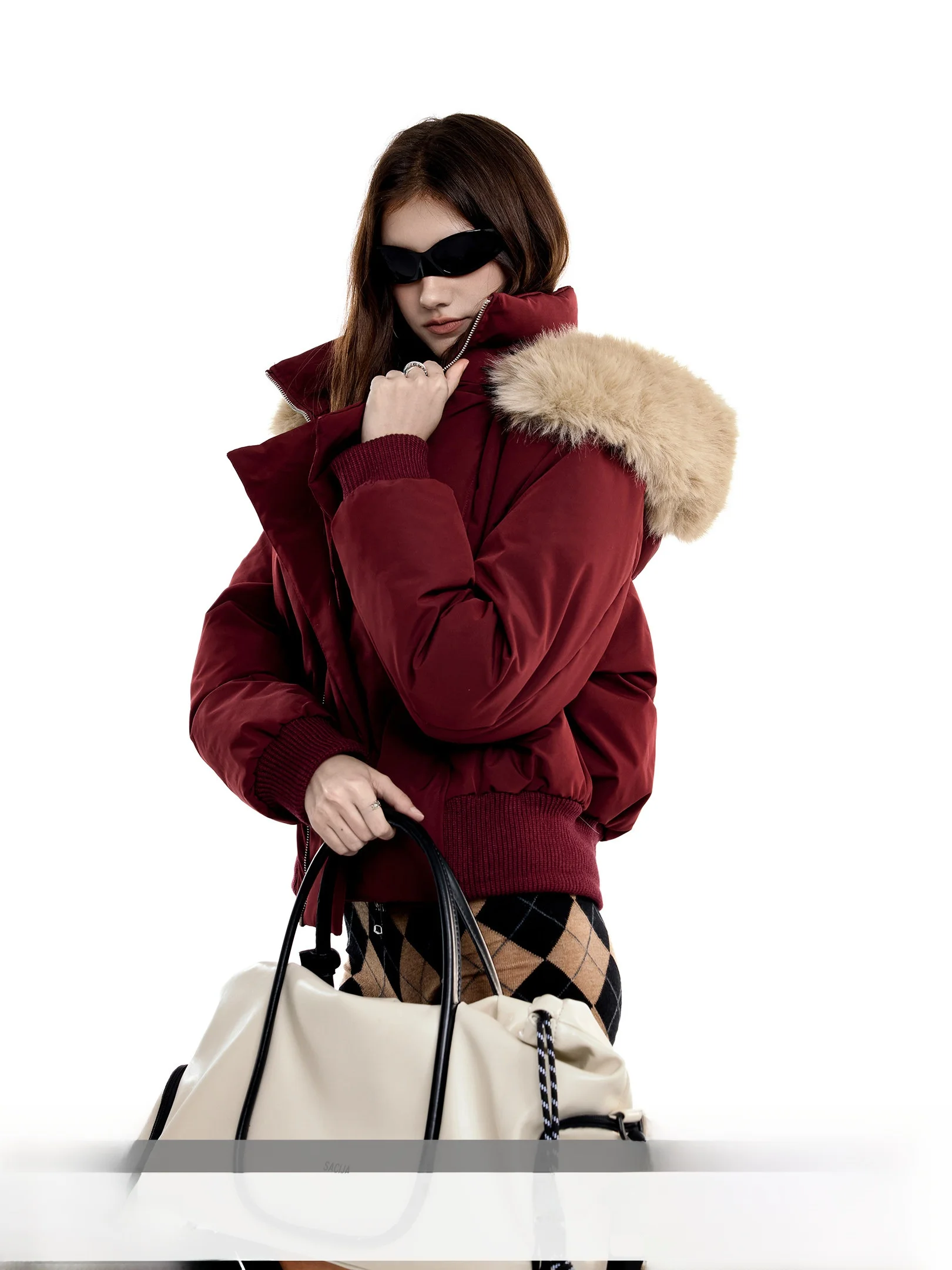 

Теплое хлопковое женское зимнее пальто из утолщенной полиэстеровой ткани с капюшоном и меховым воротником, красное, прямого кроя