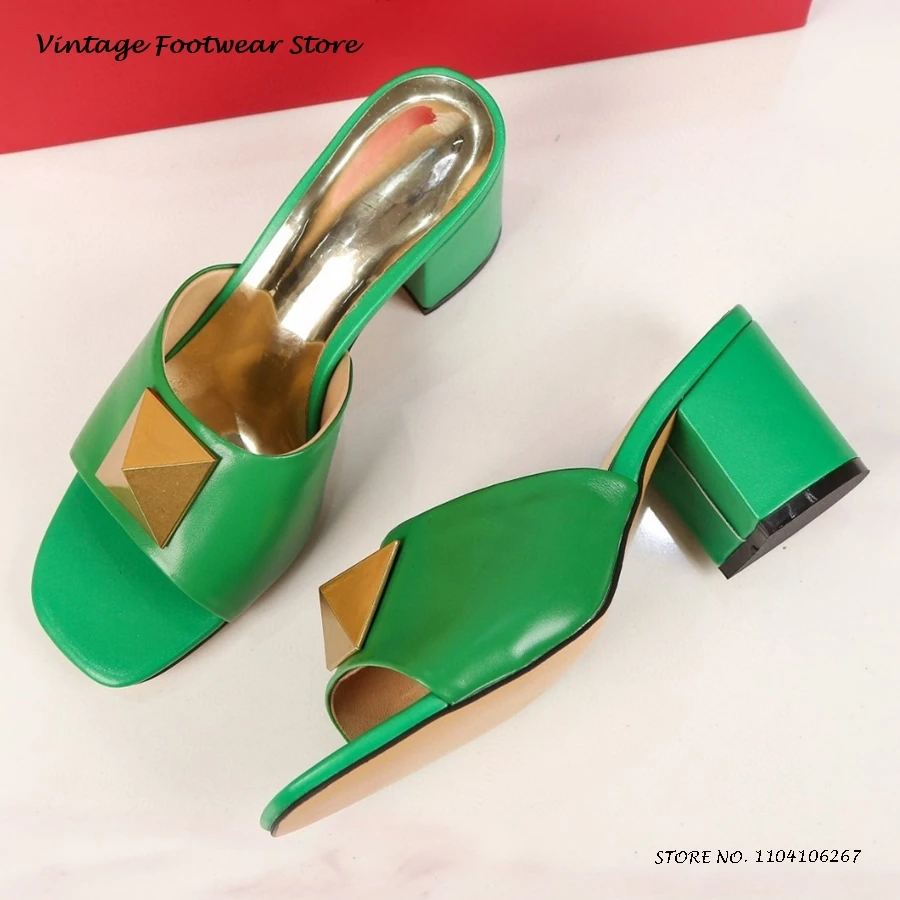 

Современные тапочки с золотыми шпильками и украшением, летние повседневные туфли на блочном каблуке с квадратным открытым носком, женские вечерние офисные кожаные сабо без шнуровки