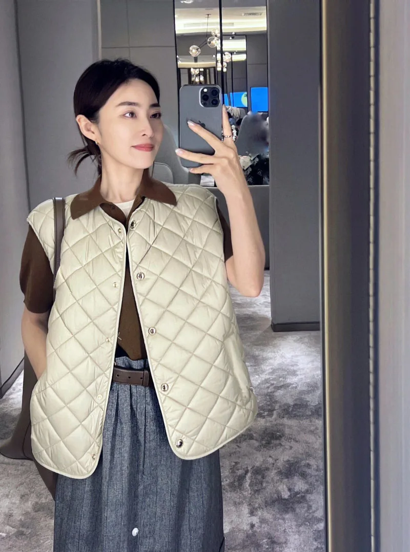 

2024 Autumn/Winter New Women's College Style Vest, Fashionable and Exquisite Grid Pattern Coat, Top, Age friendly and Versatile