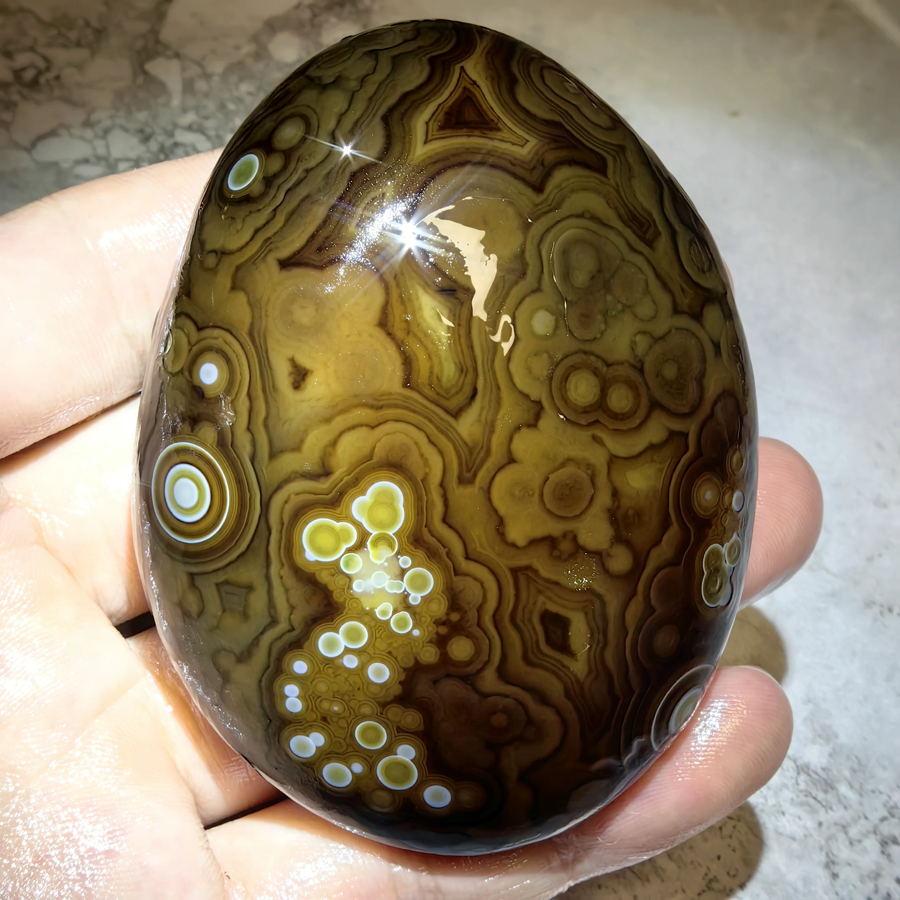 Unique Eye-patterned Agate, Glossy Finish and Rich Texture, Ideal for Nature Lovers and Interior Decor