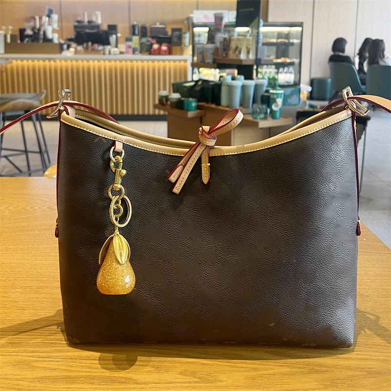 

Exquisite Fashion Gold Pear Pendant Decoration For Handbag Shoulder Bag Personalized Creative Keychain Accessories Birthday Gift