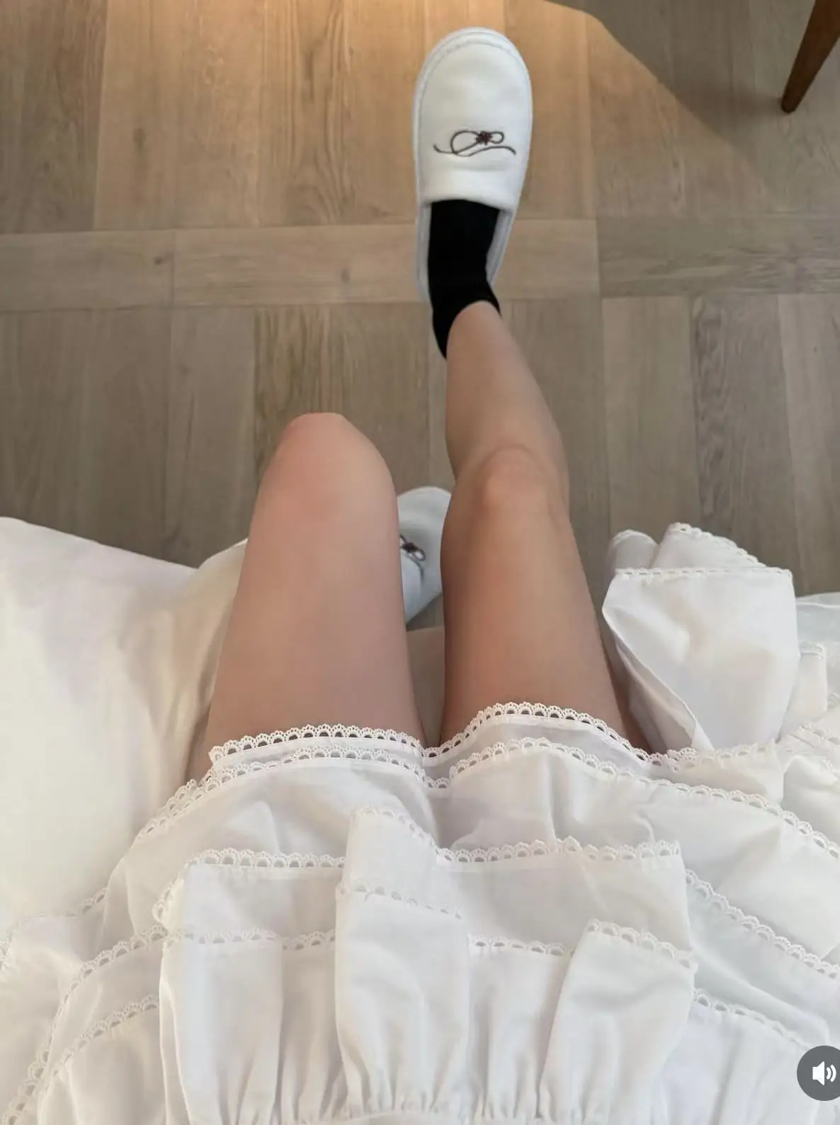 تنورة قصيرة غير منتظمة على الطراز الياباني لعام 2025 لربيع وخريف المرأة بخصر مطاطي من الدانتيل تنورة كعكة على شكل حرف v سترة يومية للسيدات